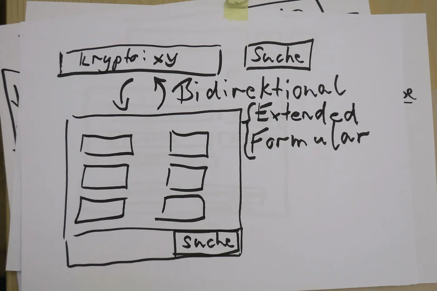Prototype papier d'une interface de recherche, dessiné à la main sur une feuille lors d'un atelier.